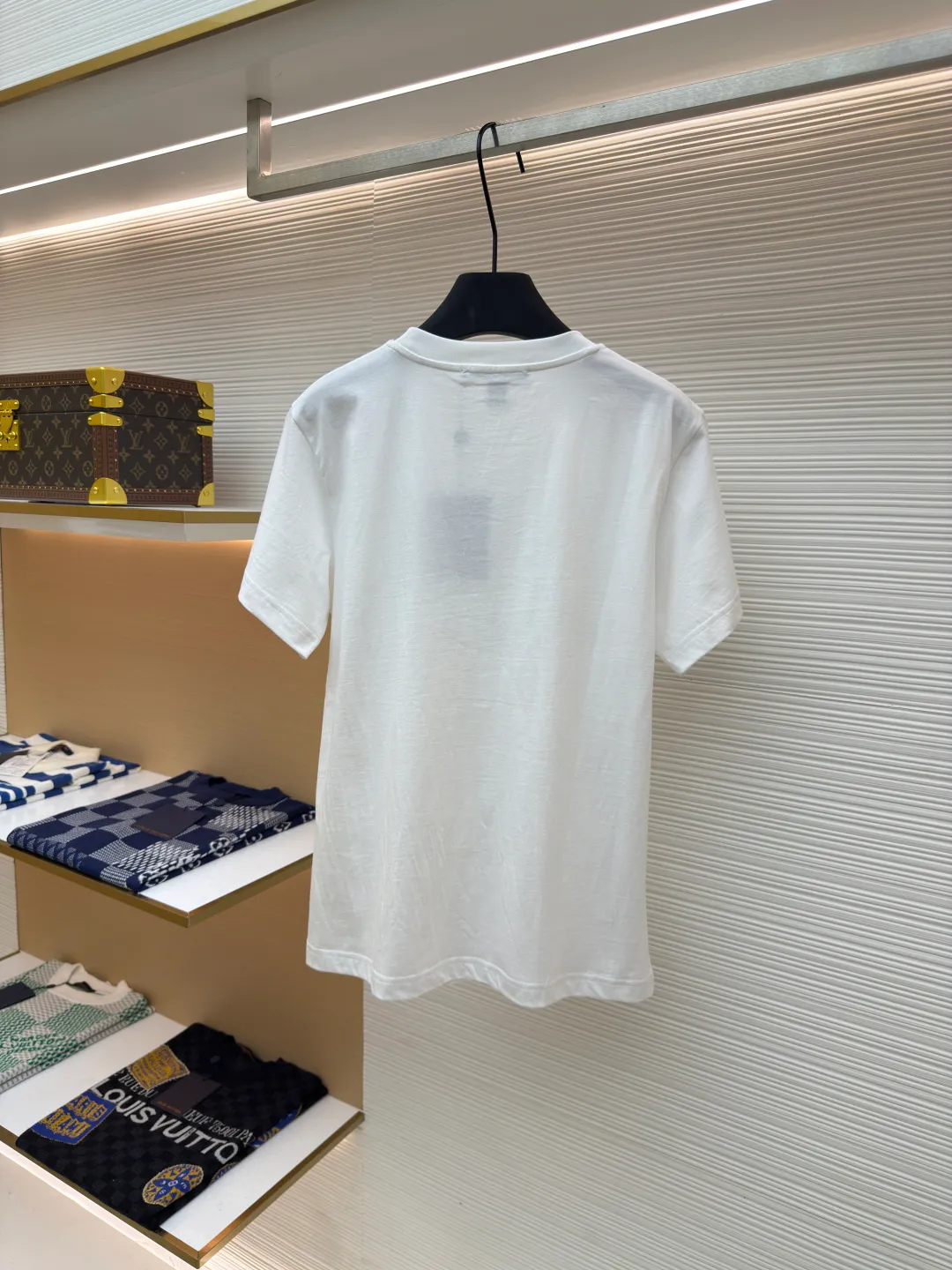 LOUIS VUITTON Hot Diamond Logo Short Sleeves [Women's Clothing] ●Item No.: 1680358-A15 ●Material: Knitted rib fabric ●Technology: Hot Diamond Production ●Version: Fitted version ●Weight: about 215 grams ●Size: Brilliant rhinestones frame the large LV letters, and LV chains illuminate the crew neck. The overall wiring is straight and delicate, the fabric is comfortable and soft, and the color is consistent without color difference. It can be matched with the same style to create a fashionable look and control various occasions. Customized accessories, complete with three standards, same style for men and women!